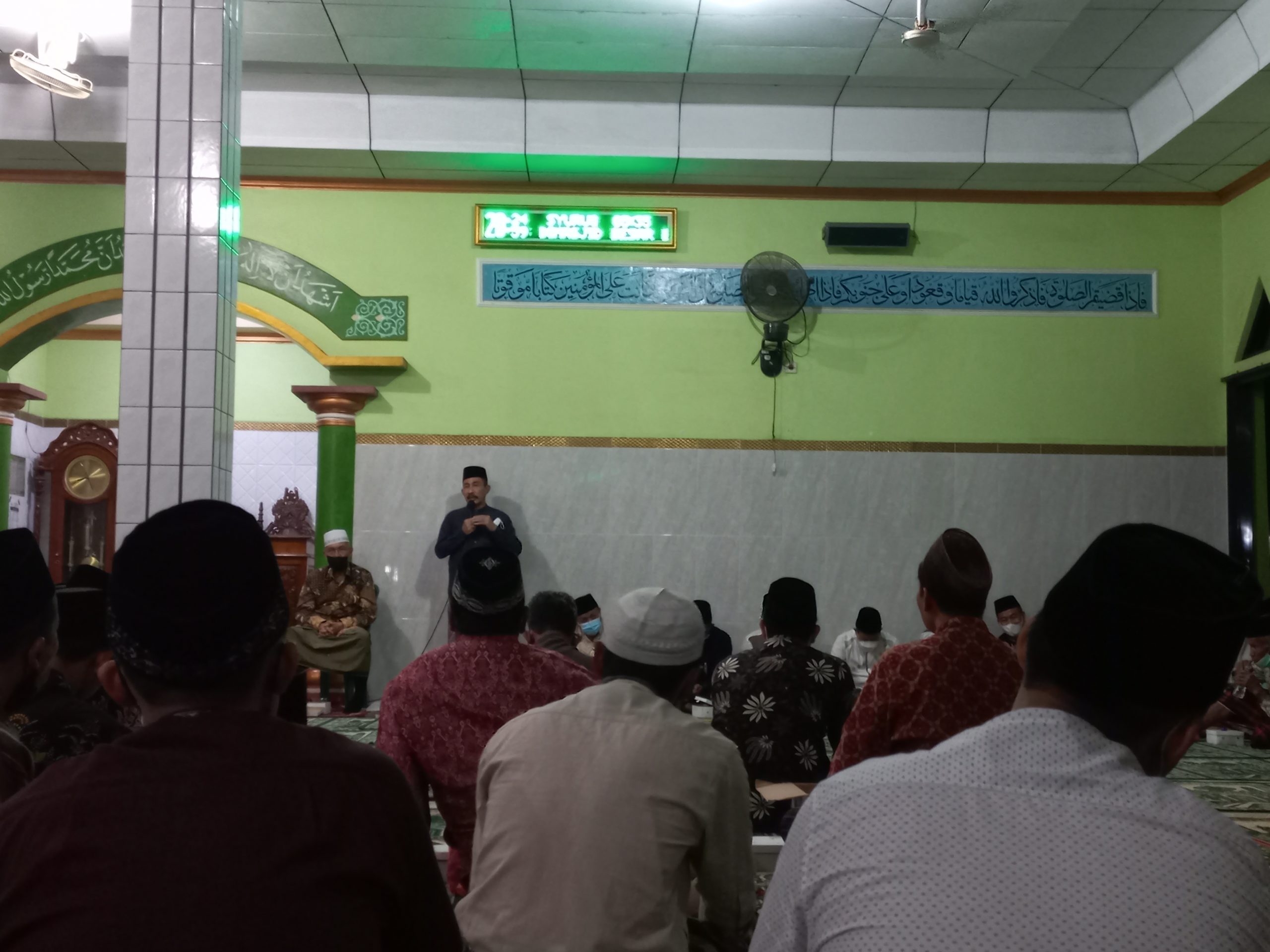 Bupati Haryanto (baju hitam) memberikan sambutan dalam sambangannya di Masjid Besar Baitul Muttaqin Gembong