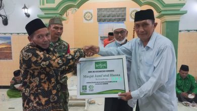 PCNU PATI. Ketua MWC NU Gembong, K. Sholikhin menyerahkan kenang-kenangan kepada ketua takmir Masjid Jami'atul Husna, Dukuh Godangmulyo, Gembong