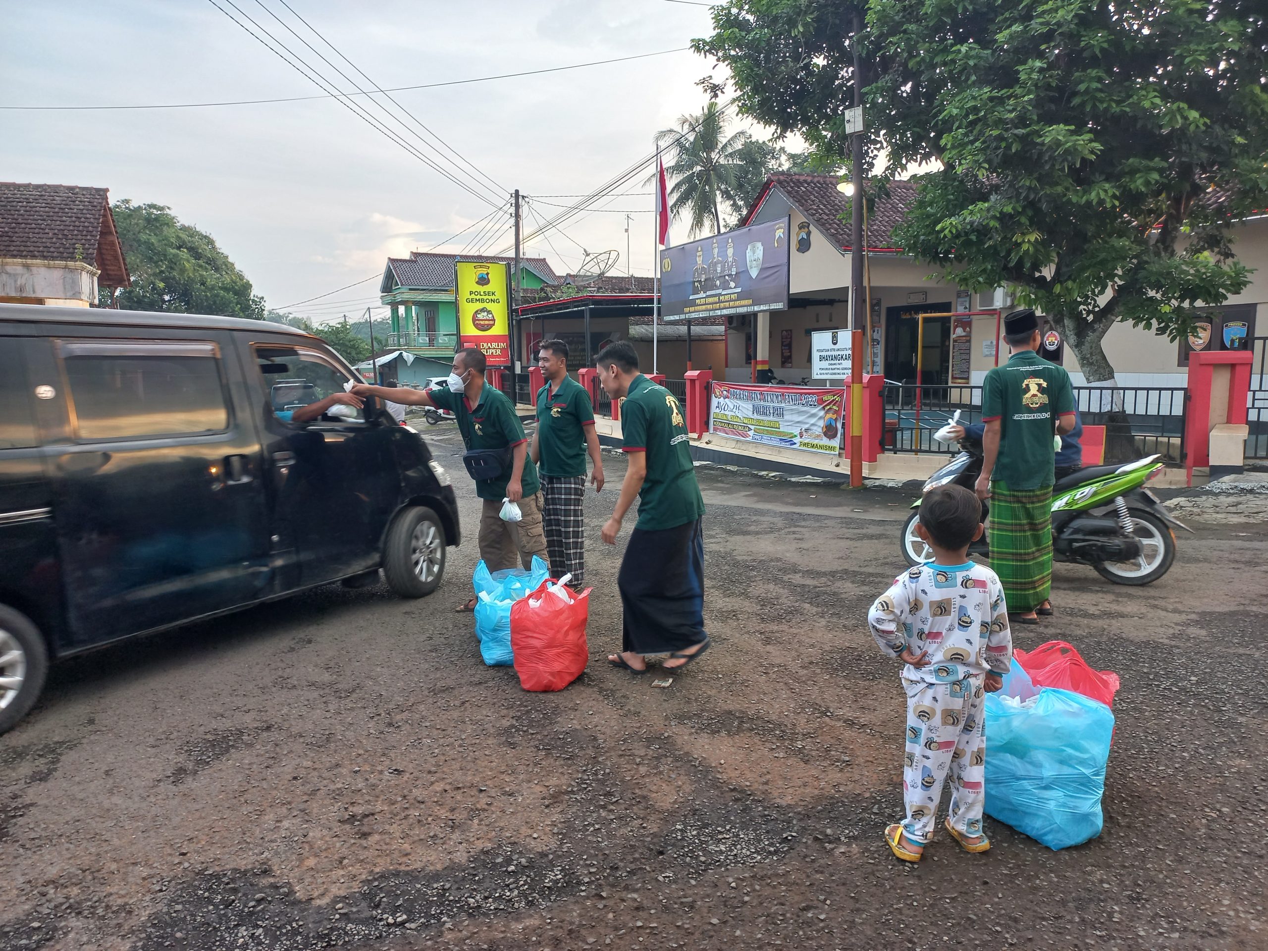 Jama’ah Kolo-Kolo Rutin Bagi Takjil