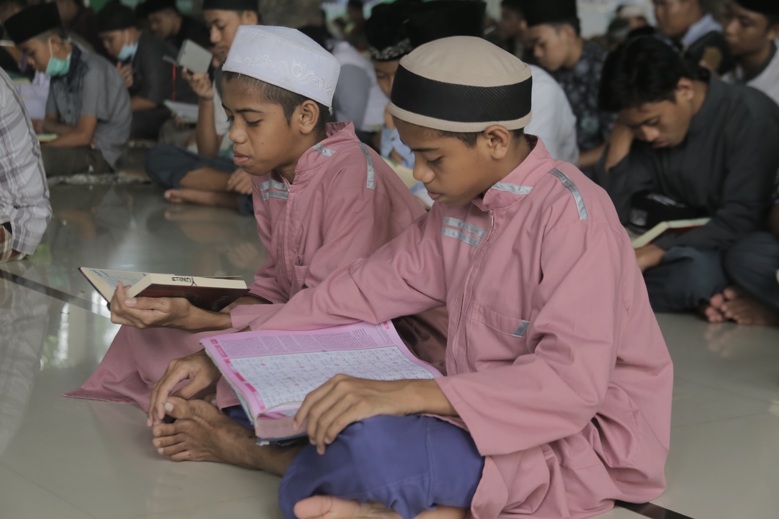 PCNU PATI - Ilustrasi pemberdayaan masyarakat melalui pesantren. Photo by sam sul on Unsplash.
