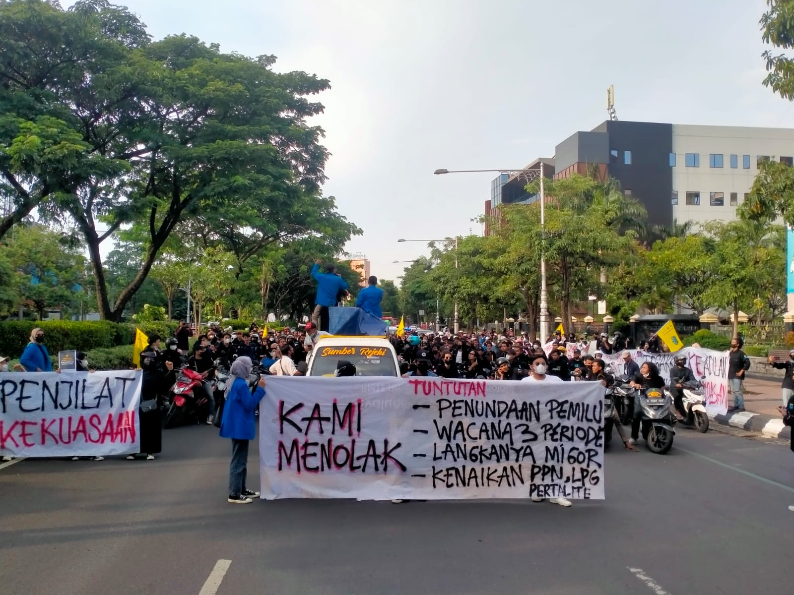 Ratusan Massa PMII Demo di Depan Gubernuran