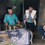 Pengurus PC Lazisnu Pati ditemui tokoh agama dan keluarga saat menyerahkan bantuan kepada untuk Warsito, korban kecelakaan lerja yang membutuhkan uluran tangan