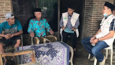 Pengurus PC Lazisnu Pati ditemui tokoh agama dan keluarga saat menyerahkan bantuan kepada untuk Warsito, korban kecelakaan lerja yang membutuhkan uluran tangan