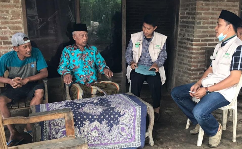Pengurus PC Lazisnu Pati ditemui tokoh agama dan keluarga saat menyerahkan bantuan kepada untuk Warsito, korban kecelakaan lerja yang membutuhkan uluran tangan