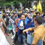 Salah seorang demonstran berorasi di depan Kantor Bupati, Pati. Sebelumnya, mereka juga berunjuk rasa di depan Kantor DPRD