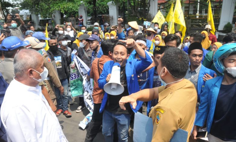 Salah seorang demonstran berorasi di depan Kantor Bupati, Pati. Sebelumnya, mereka juga berunjuk rasa di depan Kantor DPRD