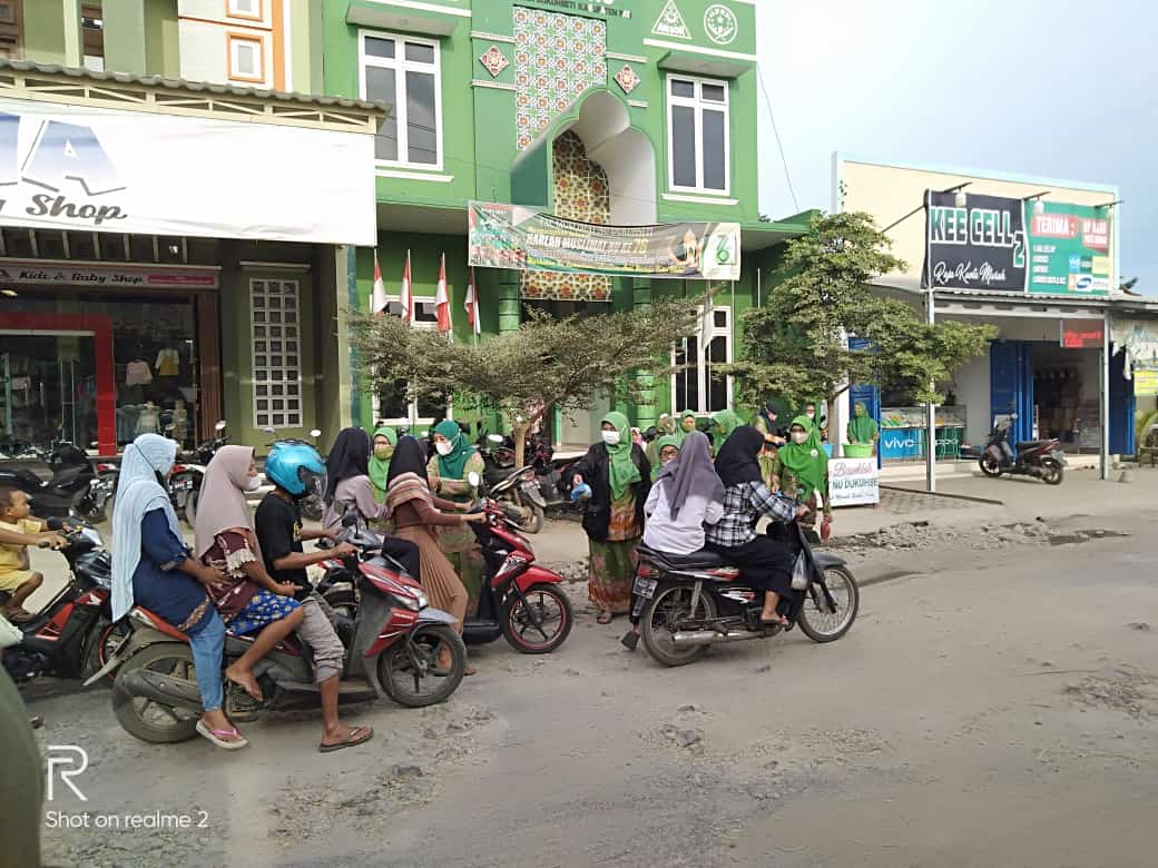 Muslimat NU Dukuhseti Semangat Bagikan Takjil