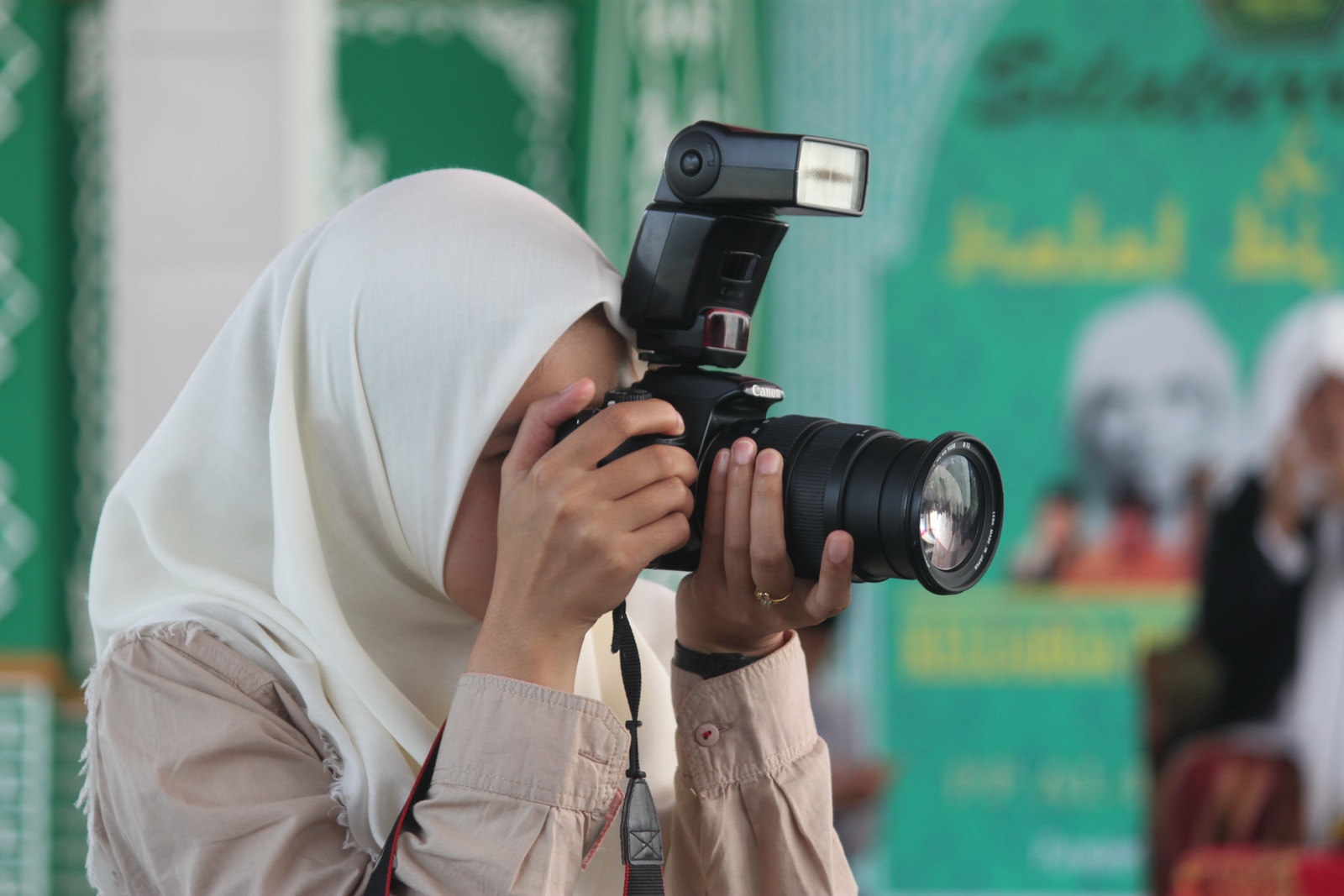 PCNU PATI - Ilustrasi Perempuan Dalam Tradisi Pesantren. Photo by Mufid Majnun on Usnplash.