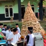 Gunungan 2000 Kupat-Lepet Diarak, Simbol Kerukunan