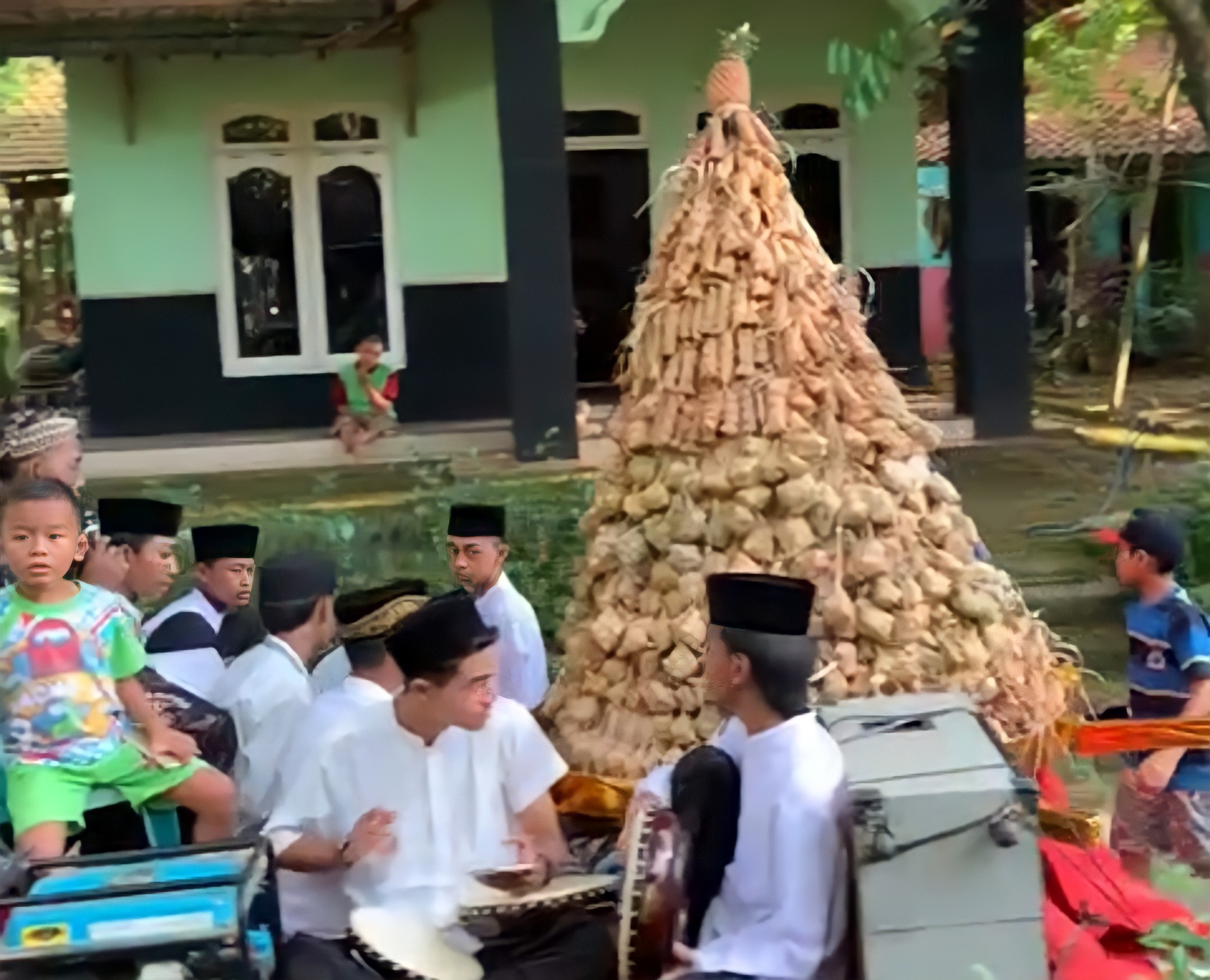 Gunungan 2000 Kupat-Lepet Diarak, Simbol Kerukunan