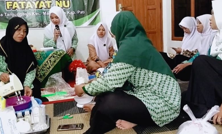 PCNU PATI. Fatayat NU Ranting Desa Tanjungrejo, Mengadakan Pelatihan Sabun Herbal Susu