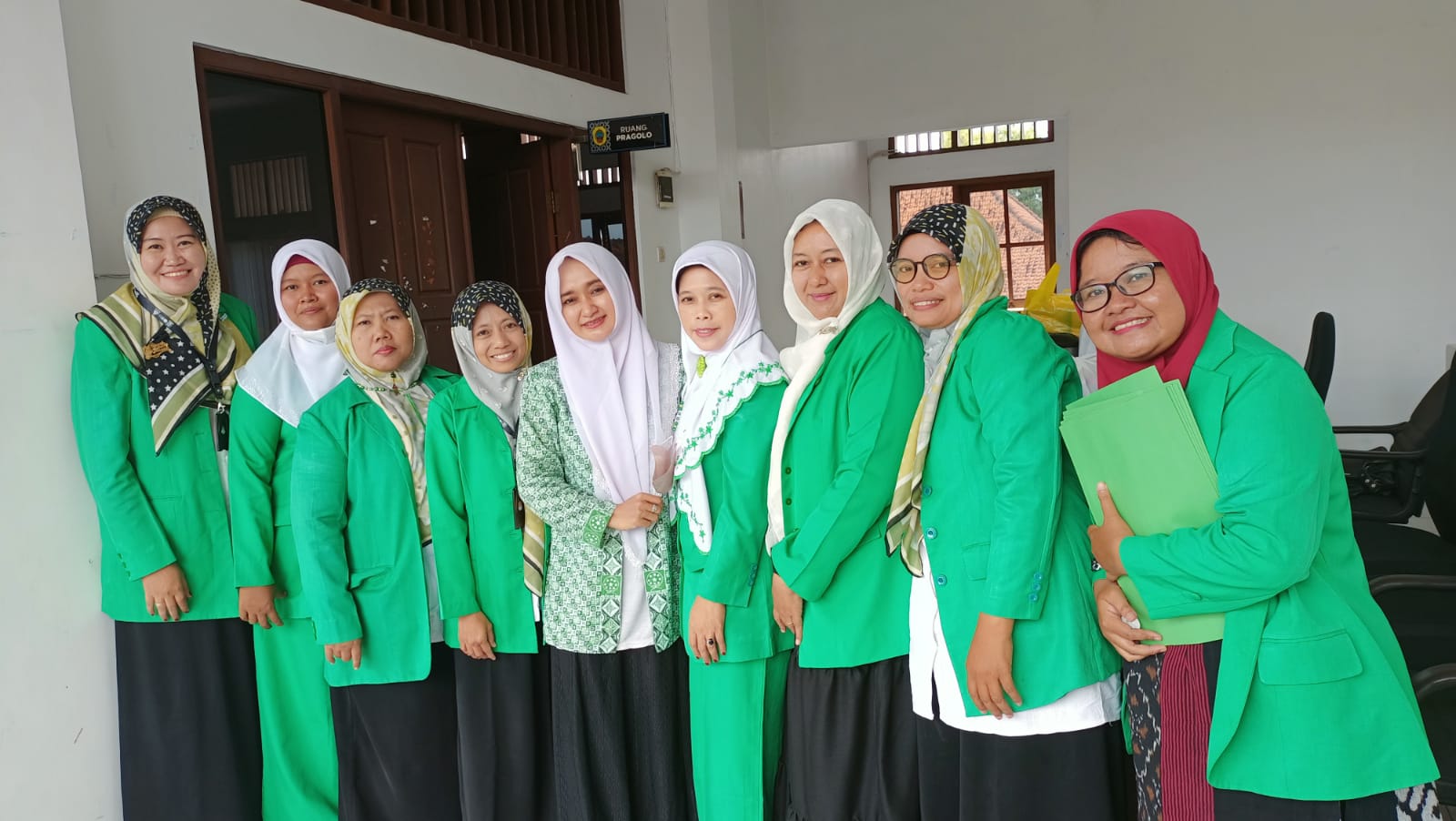 Tazkiyatul Muthmainnah (tengah jas batik) anggota komisi E DPRD Jateng usai melakukan FGD dengan Kader GPSA Fatayat NU Pati