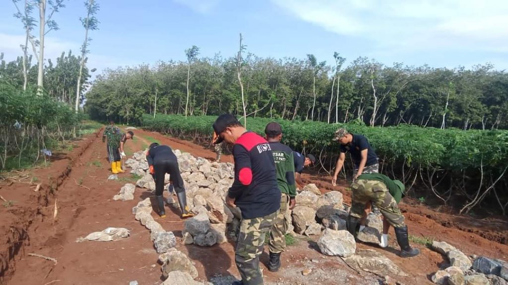 PCNU PATI - Banser Satkoryon Dukuhseti Bantu Percepatan Pembangunan Jalan di Grogolan.