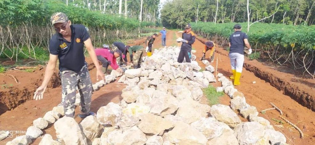 PCNU PATI - Banser Satkoryon Dukuhseti Bantu Percepatan Pembangunan Jalan di Grogolan.