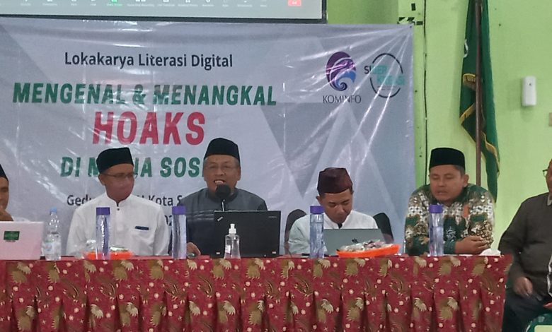 M. Ngisom (baju hitam) saat menyampaikan materi seputar LTN di Gedung PCNU Kota Semarang