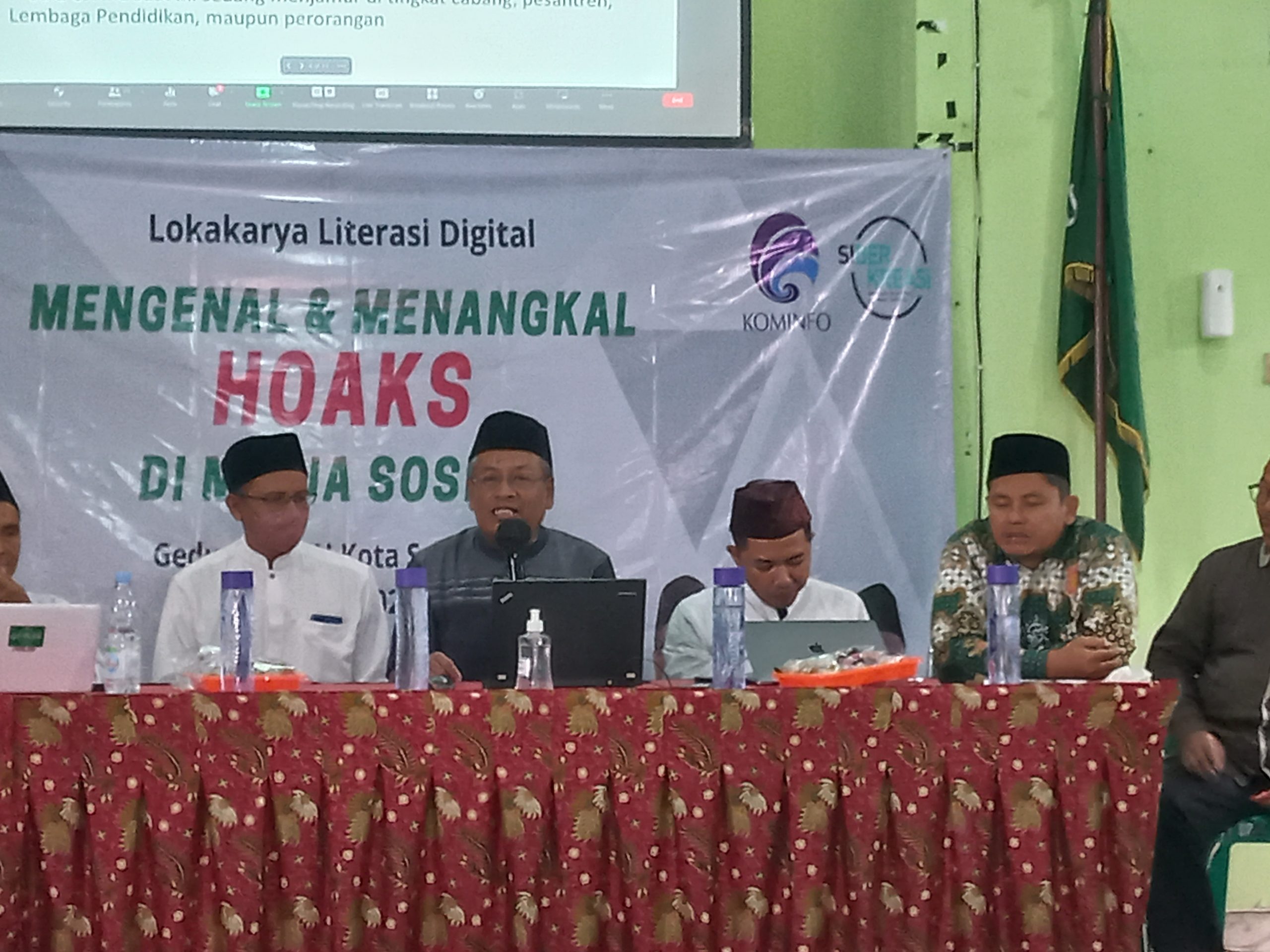 M. Ngisom (baju hitam) saat menyampaikan materi seputar LTN di Gedung PCNU Kota Semarang