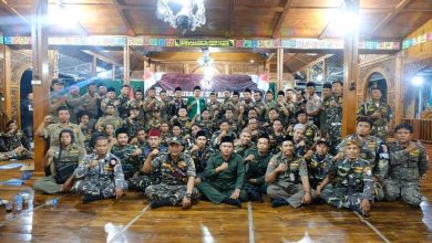 PATI - Barisan Ansor Serbaguna (Banser) Kabupaten Pati gelar  Rapat Kordinasi Cabang (Rakorcab), belum lama ini. Kegiatan ini dilakukan untuk meningkatkan solidaritas, profesionalisme, serta Loyalitas dalam Ber-Khidmah dalam Ansor.  Adapun kegiatan itu dihadiri oleh Kepala Satuan Koordinasi Cabang (Kasatkorcab), Kepala Satuan Koordinasi Rayon (Kasatkoryon) se-kabupaten Pati, dan Ketua Cabang Ansor Pati.  Tema yang diangkat pada acara tersebut juga sejalan dengan salah satu misi dari Ansor Pati, yaitu mengatasi intoleransi dan isu perpecahan menjelang pemilu yang jamak terjadi. Seperti diketahui, bahwa isu intoleransi memang selalu muncul, terlebih ketika adanya suatu momentum tertentu, seperti pada saat menjelang Pemilihan Umum (Pemilu). Di sana, Ansor dan Banser akan terus bersiap menjadi garda terdepan dalam menjaga kesatuan NKRI. "Memiliki massa 5000 anggota lebih, Ansor dan Banser Pati akan selalu konsisten untuk menjaga kebhinekaan dan kesatuan NKRI," ungkap Ketua Cabang Ansor Pati H. Abdullah Syafiq. Sementara itu Kasatkorcab Banser Kabupaten Pati, H Moh Soetomo, menuturkan bahwa Banser akan lebih sigap dalam menjaga keutuhan NKRI. "Sejalan dengan apa yang disampaikan oleh ketua cabang Ansor, Banser sebagai ujung tombak Nahdlatul Ulama dalam menjaga nilai-nilai persatuan, akan menindak tegas adanya intoleransi dan isu perpecahan," tutur dia. (Angga/Ltn)