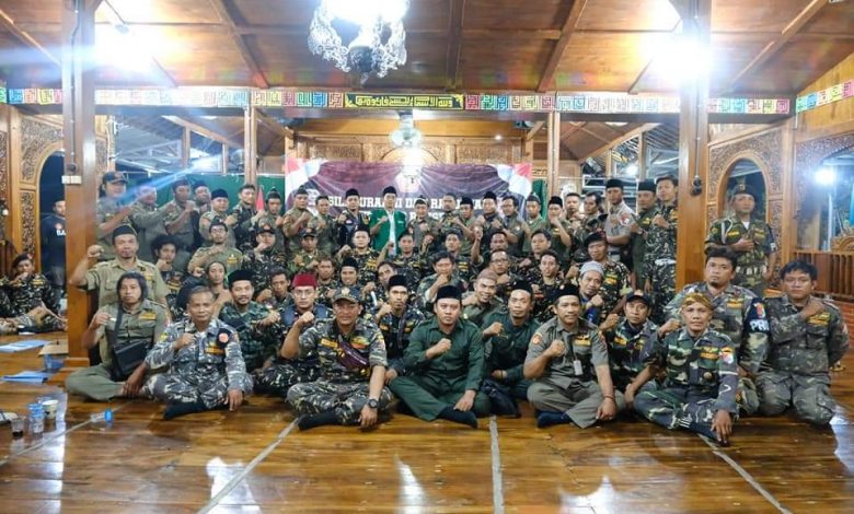 PATI - Barisan Ansor Serbaguna (Banser) Kabupaten Pati gelar  Rapat Kordinasi Cabang (Rakorcab), belum lama ini. Kegiatan ini dilakukan untuk meningkatkan solidaritas, profesionalisme, serta Loyalitas dalam Ber-Khidmah dalam Ansor.  Adapun kegiatan itu dihadiri oleh Kepala Satuan Koordinasi Cabang (Kasatkorcab), Kepala Satuan Koordinasi Rayon (Kasatkoryon) se-kabupaten Pati, dan Ketua Cabang Ansor Pati.  Tema yang diangkat pada acara tersebut juga sejalan dengan salah satu misi dari Ansor Pati, yaitu mengatasi intoleransi dan isu perpecahan menjelang pemilu yang jamak terjadi. Seperti diketahui, bahwa isu intoleransi memang selalu muncul, terlebih ketika adanya suatu momentum tertentu, seperti pada saat menjelang Pemilihan Umum (Pemilu). Di sana, Ansor dan Banser akan terus bersiap menjadi garda terdepan dalam menjaga kesatuan NKRI. "Memiliki massa 5000 anggota lebih, Ansor dan Banser Pati akan selalu konsisten untuk menjaga kebhinekaan dan kesatuan NKRI," ungkap Ketua Cabang Ansor Pati H. Abdullah Syafiq. Sementara itu Kasatkorcab Banser Kabupaten Pati, H Moh Soetomo, menuturkan bahwa Banser akan lebih sigap dalam menjaga keutuhan NKRI. "Sejalan dengan apa yang disampaikan oleh ketua cabang Ansor, Banser sebagai ujung tombak Nahdlatul Ulama dalam menjaga nilai-nilai persatuan, akan menindak tegas adanya intoleransi dan isu perpecahan," tutur dia. (Angga/Ltn)