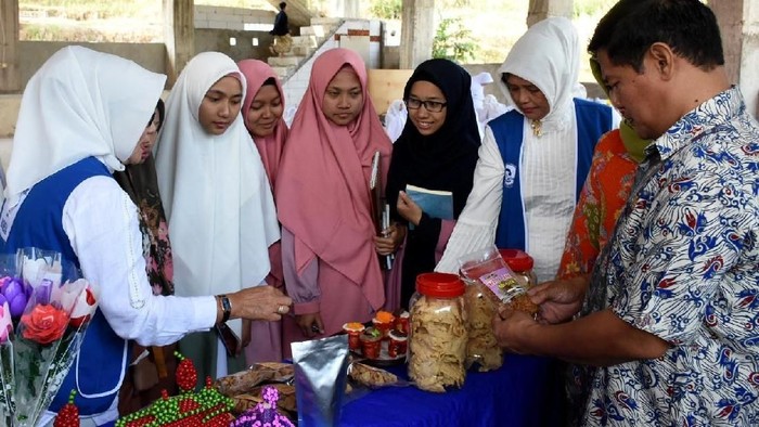 Ilustrasi wirausaha pesantren/Foto: dok. IWAPI Bogor Baca artikel detikfinance, "Pesantren Bisa Jadi Andalan Penggerak Ekonomi di Tengah Pandemi" selengkapnya https://finance.detik.com/berita-ekonomi-bisnis/d-5129443/pesantren-bisa-jadi-andalan-penggerak-ekonomi-di-tengah-pandemi. Download Apps Detikcom Sekarang https://apps.detik.com/detik/