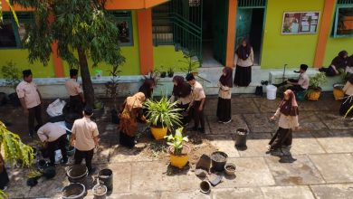 Peringari Hari Sumpah Pemuda, MA Tarbiyatul Banin Adakan Kerja Bakti