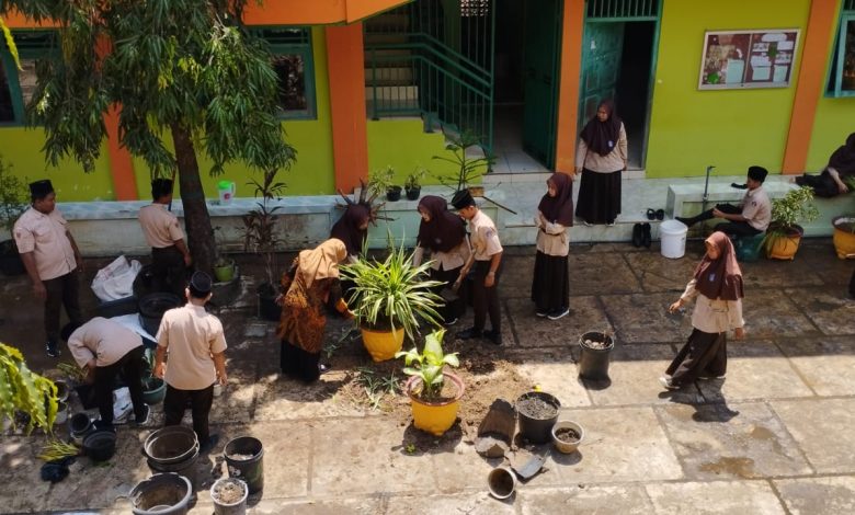 Peringari Hari Sumpah Pemuda, MA Tarbiyatul Banin Adakan Kerja Bakti