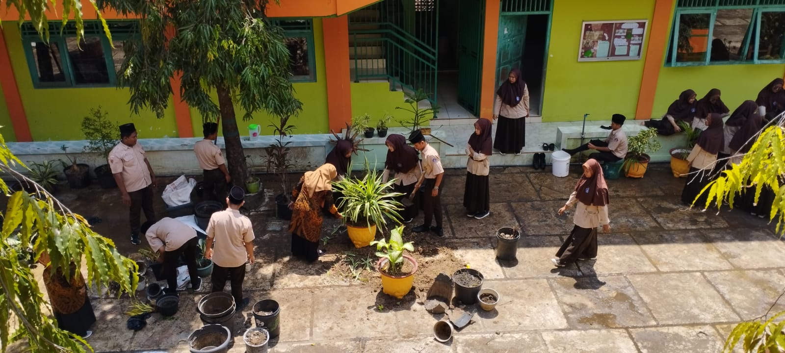 Peringari Hari Sumpah Pemuda, MA Tarbiyatul Banin Adakan Kerja Bakti