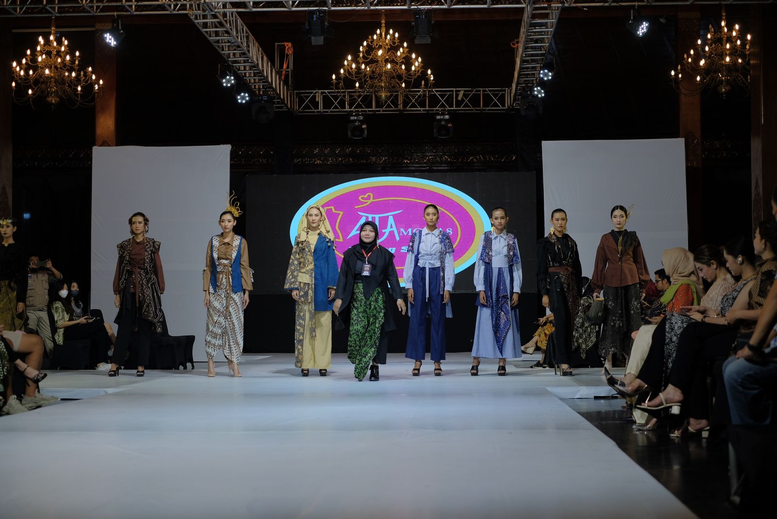 Tata Busana Karya Guru SMK Salafiyah Kajen Ditampilkan pada Ajang Solo Batik Fashion