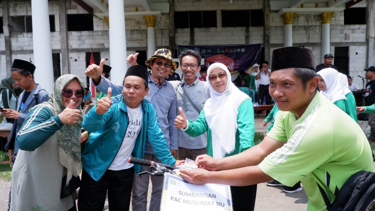 Jalan Sehat Hari Santri di Gembong Banjir Hadiah