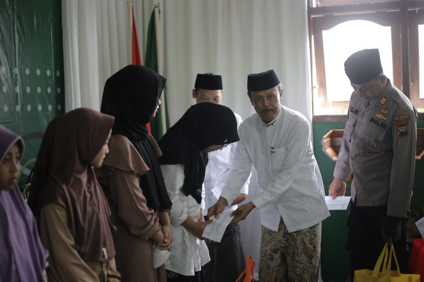 YPI Monumen Mujahidin Berikan Santunan pada Puluhan Anak Yatim dan Dhuafa 