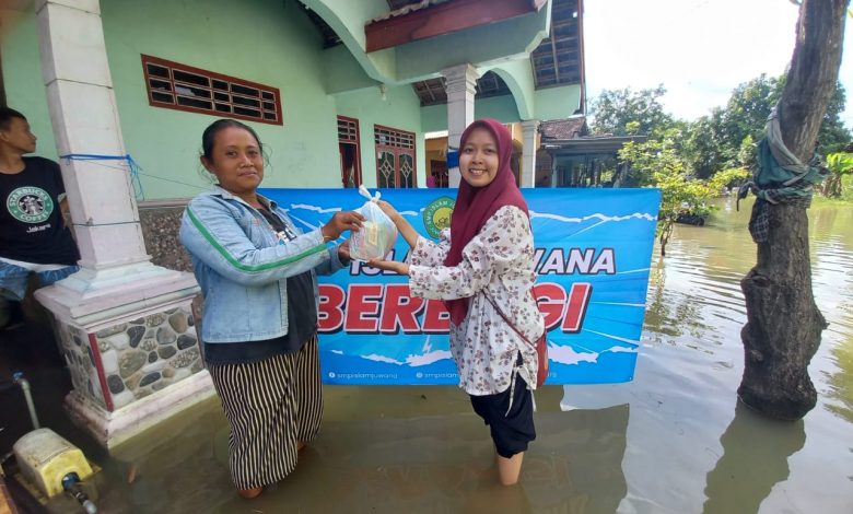 SMP Islam Juwana Salurkan Sembako kepada Warga Terdampak Banjir