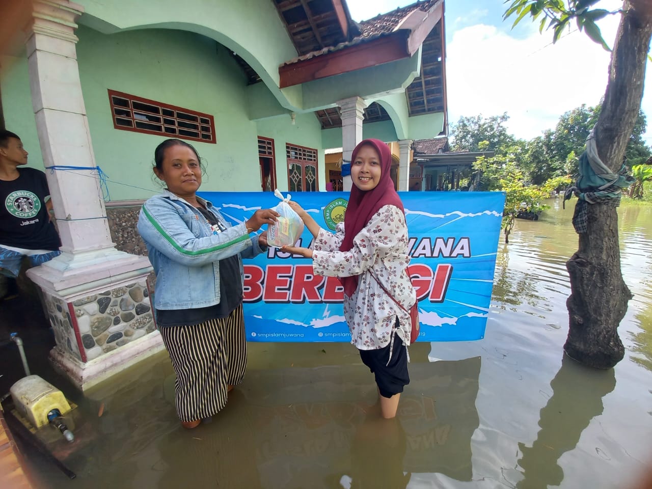 SMP Islam Juwana Salurkan Sembako kepada Warga Terdampak Banjir