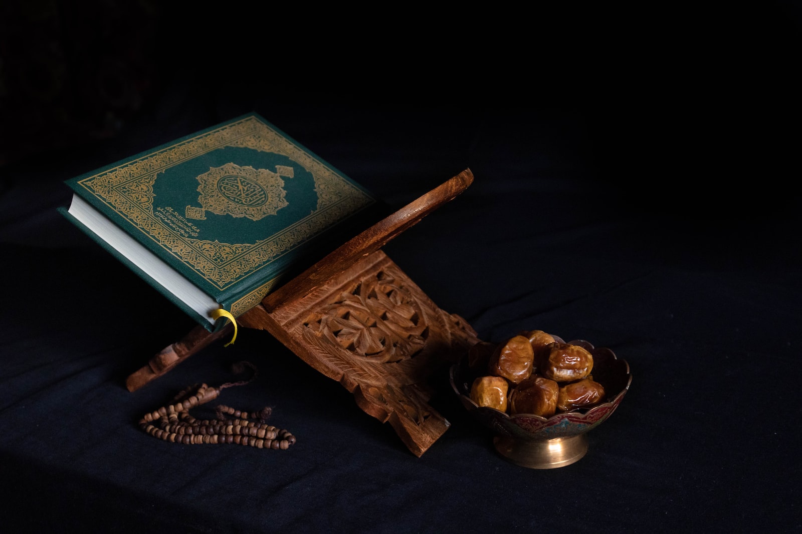 Selamat Menunaikan Ibadah Puasa. Photo by Abdullah Arif on Unsplash.