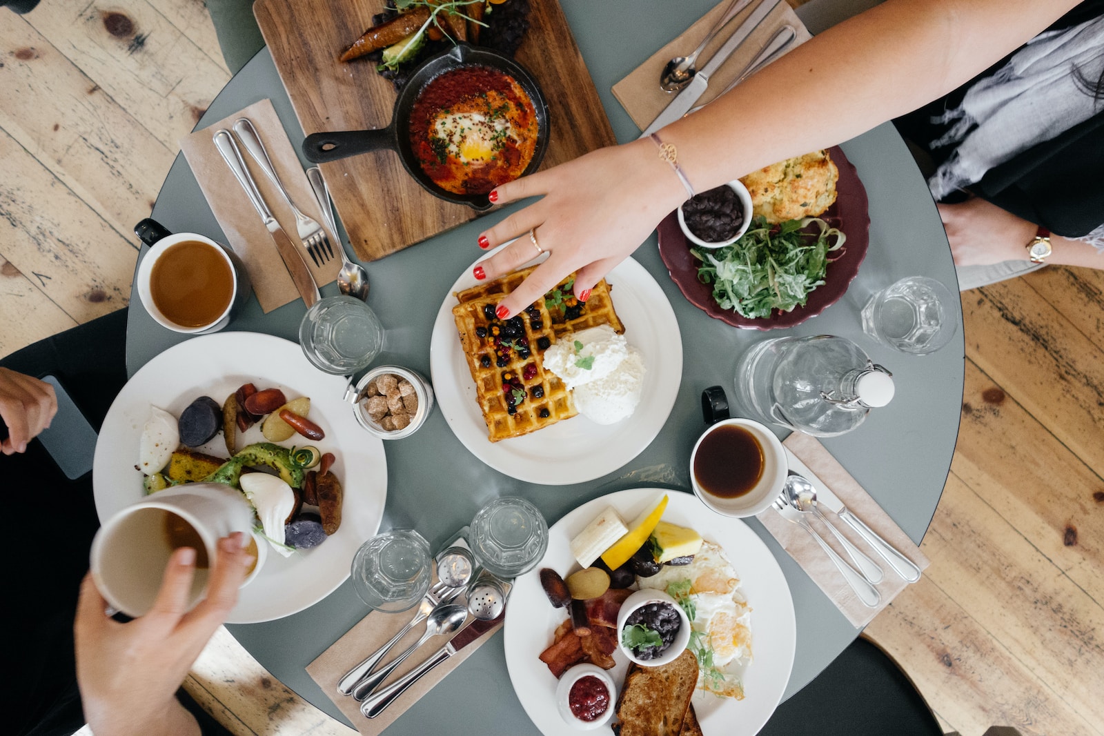 Puasa; Balas Dendam saat Berbuka. Photo by Ali Inay on Unsplash.