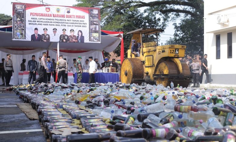 Belasan Ribu Botol Miras Dimusnahkan Polresta Pati, PCNU Beri Apresiasi