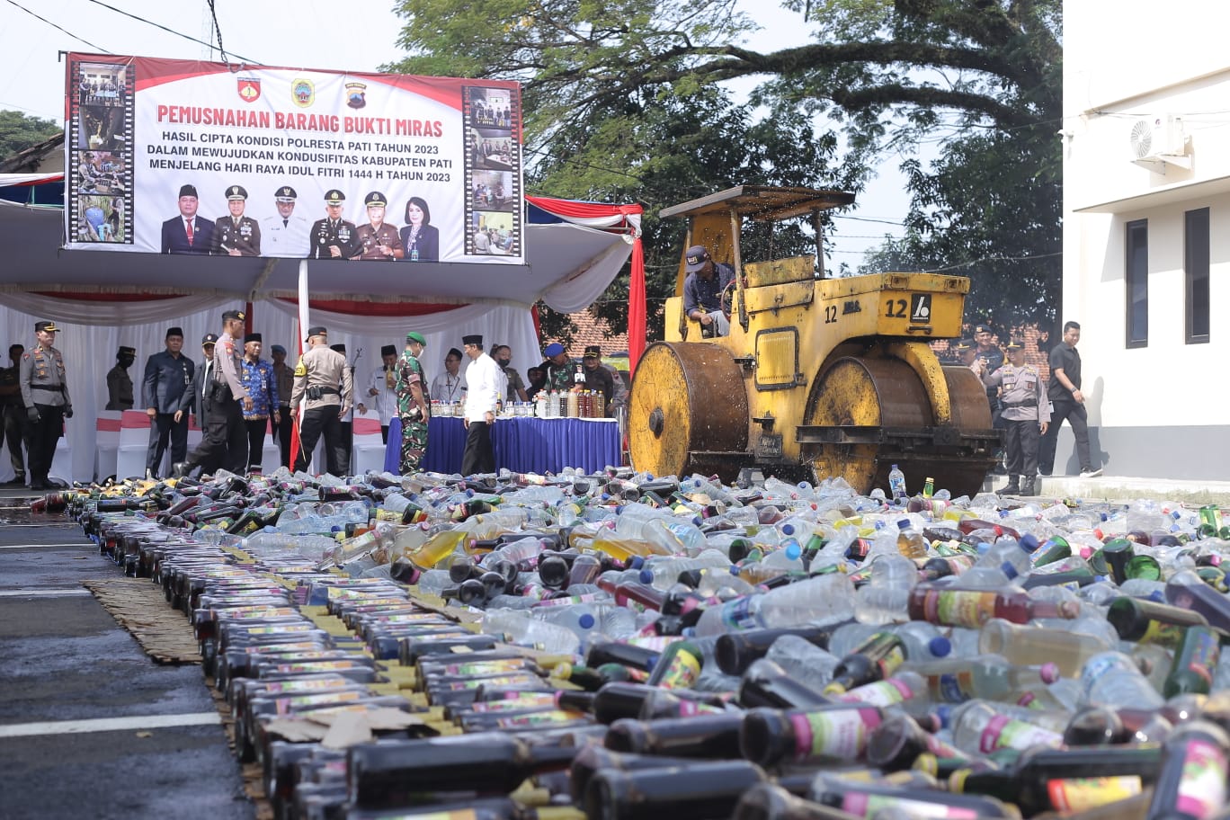Belasan Ribu Botol Miras Dimusnahkan Polresta Pati, PCNU Beri Apresiasi