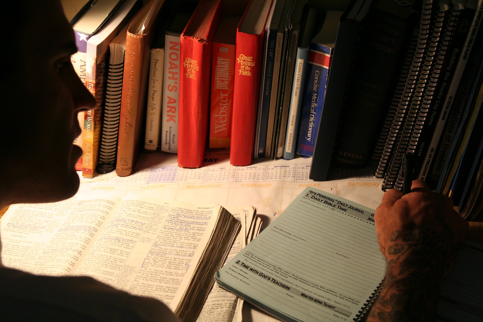 Budaya Literasi Baca-Tulis di Rumah. Photo by RU Recovery Ministries on Unsplash.