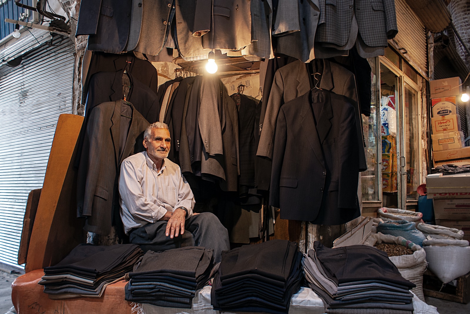 Semua Orang Menjual Diri. Photo by Yassin Mohammadi on Unsplash.