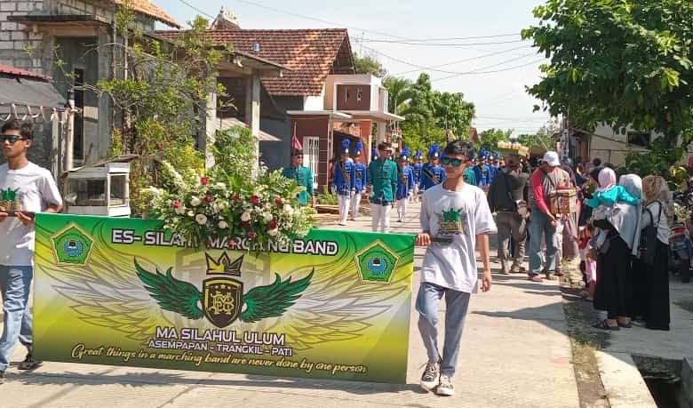 Karnaval HUT Silahul Ulum Dimeriahkan 16 MB dan Dua Angklung