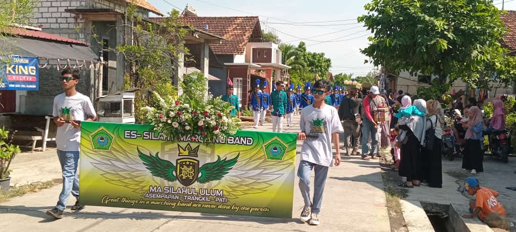Karnaval HUT Silahul Ulum Dimeriahkan 16 MB dan Dua Angklung