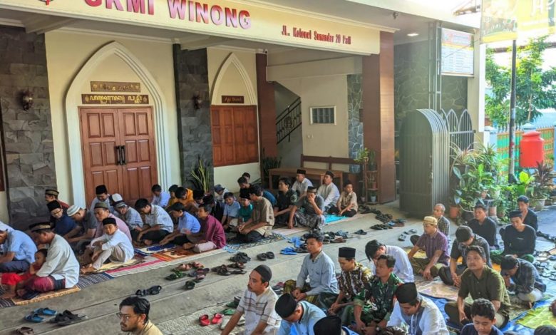 Warga Winong Pati Laksanakan Salat Idul Adha di Teras Gereja