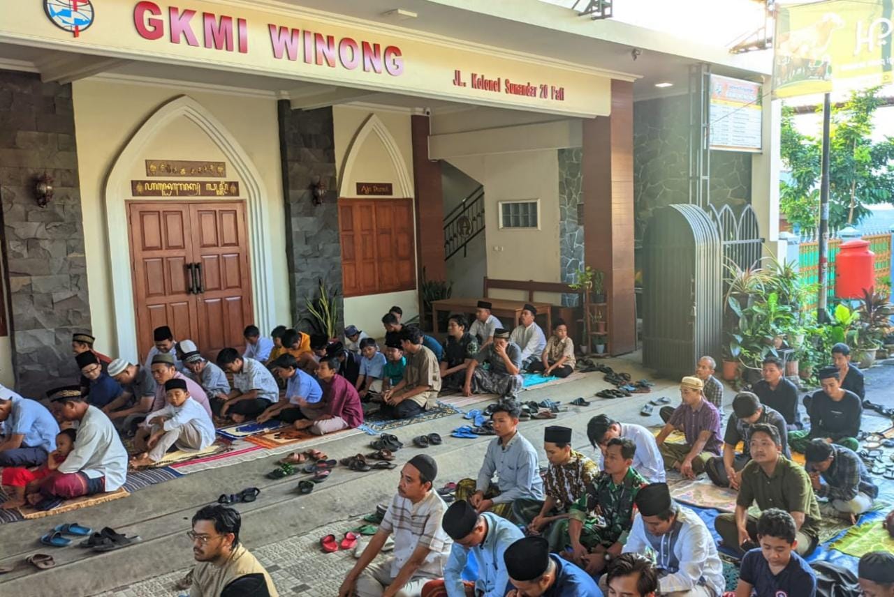 Warga Winong Pati Laksanakan Salat Idul Adha di Teras Gereja