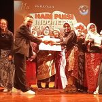Perayaan HPI Ke-11 : Penyair Pulo Lasman Simanjuntak Goreskan Tanda Tangan Simbolik Cover Buku Antologi Puisi Penyair Perempuan Indonesia