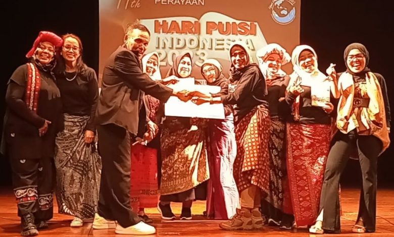 Perayaan HPI Ke-11 : Penyair Pulo Lasman Simanjuntak Goreskan Tanda Tangan Simbolik Cover Buku Antologi Puisi Penyair Perempuan Indonesia