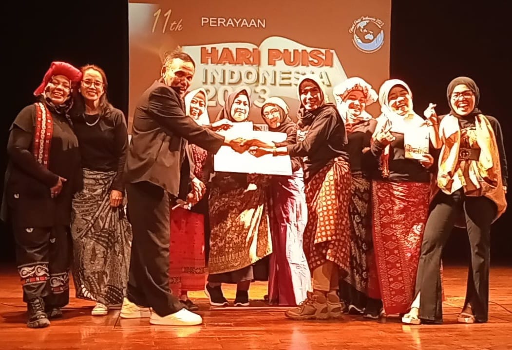 Perayaan HPI Ke-11 : Penyair Pulo Lasman Simanjuntak Goreskan Tanda Tangan Simbolik Cover Buku Antologi Puisi Penyair Perempuan Indonesia