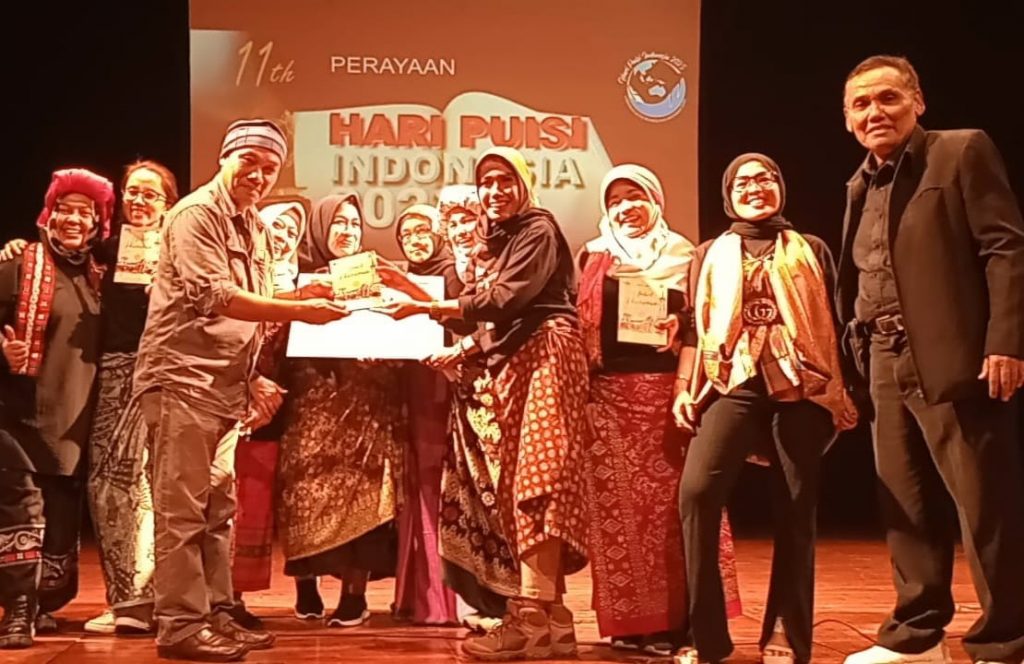 Perayaan HPI Ke-11 : Penyair Pulo Lasman Simanjuntak Goreskan Tanda Tangan Simbolik Cover Buku Antologi Puisi Penyair Perempuan Indonesia