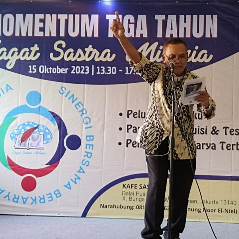 Penyair Pulo Lasman Simanjuntak Baca Puisi Pada Ultah JSM Ketiga di Cafe Sastra Balai Pustaka