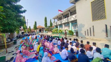 Siswa-Siswi MI Miftahul Islamiyah Jimbaran Gelar Salat Ghaib untuk Korban Perang Paletina