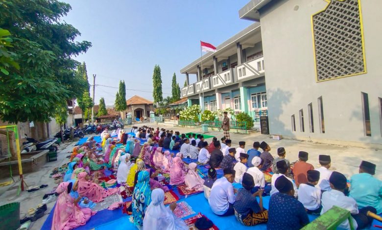 Siswa-Siswi MI Miftahul Islamiyah Jimbaran Gelar Salat Ghaib untuk Korban Perang Paletina