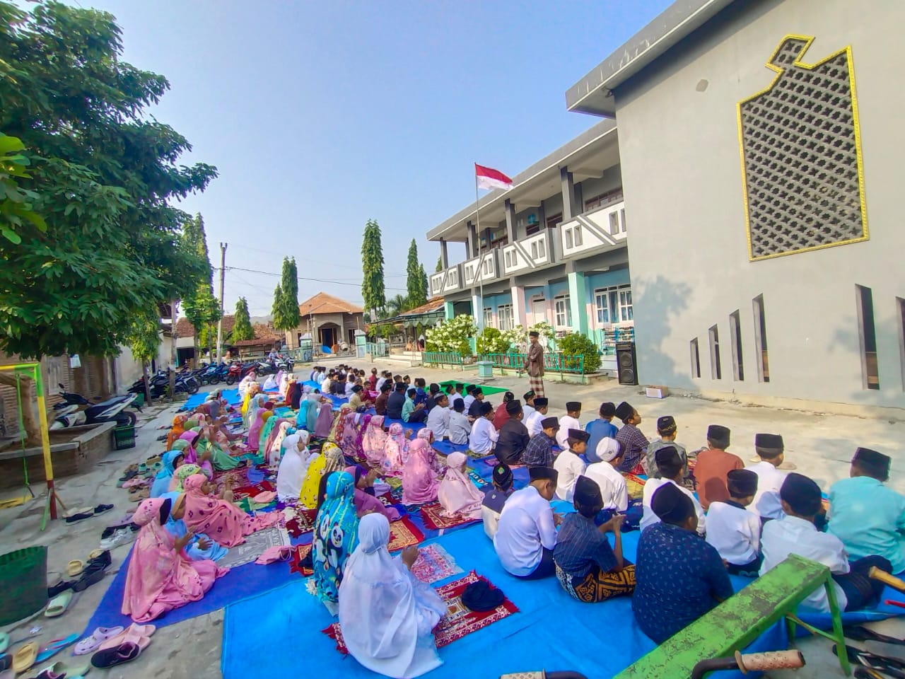 Siswa-Siswi MI Miftahul Islamiyah Jimbaran Gelar Salat Ghaib untuk Korban Perang Paletina