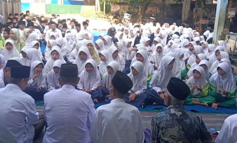 Siswa Luthful Ulum Pasucen Adakan Istigasah Pemilu Damai